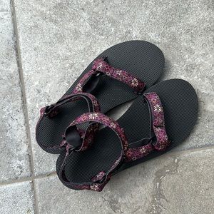 Teva universal sandal size 10 floral